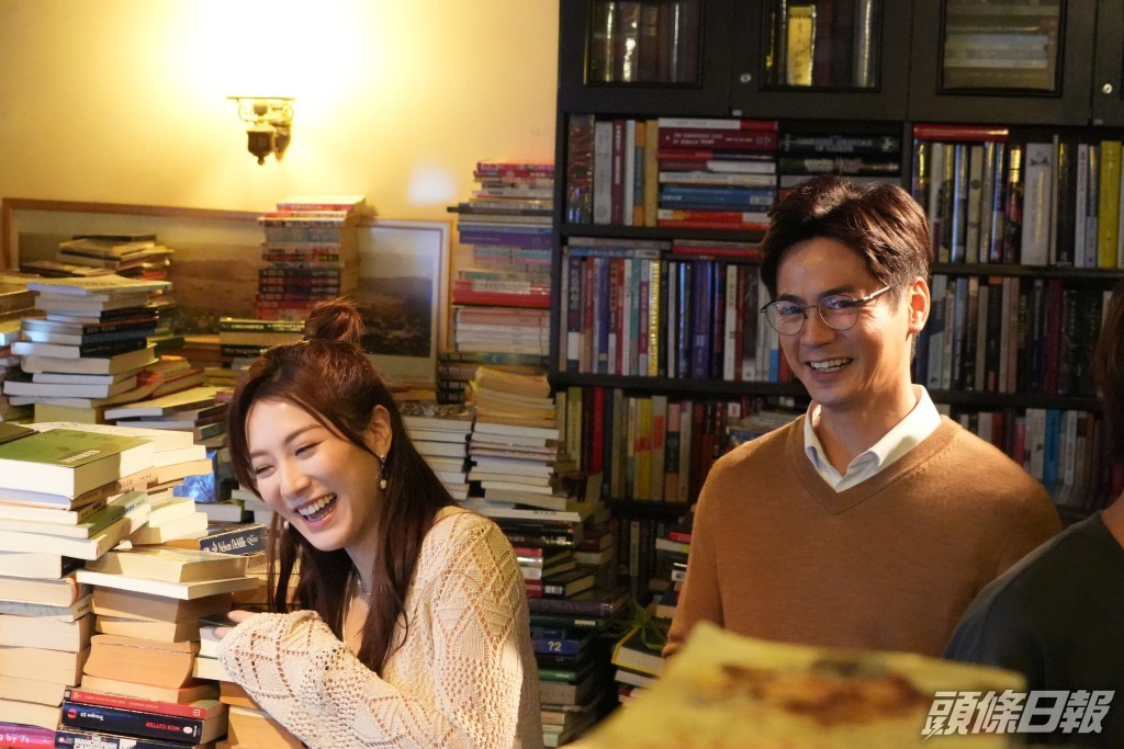 戲外有講有笑，王敏奕心情相當唔錯。